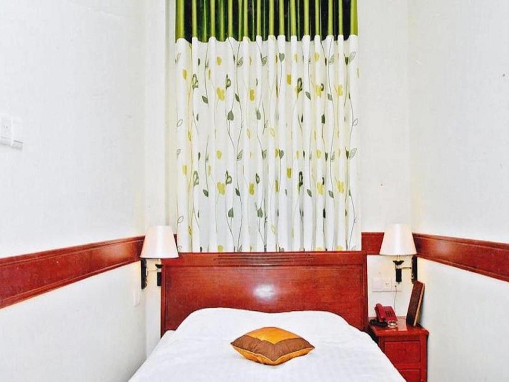 Hoang Thanh Thuy Airport Hotel 1 - Gan Am Thuc Dem Cho Hoang Hoa Tham Ho-Chi-Minh-Stadt Exterior foto